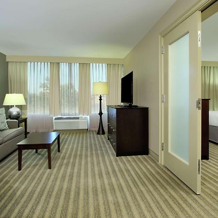 Doubletree By Hilton Newark Hotel Bagian luar foto