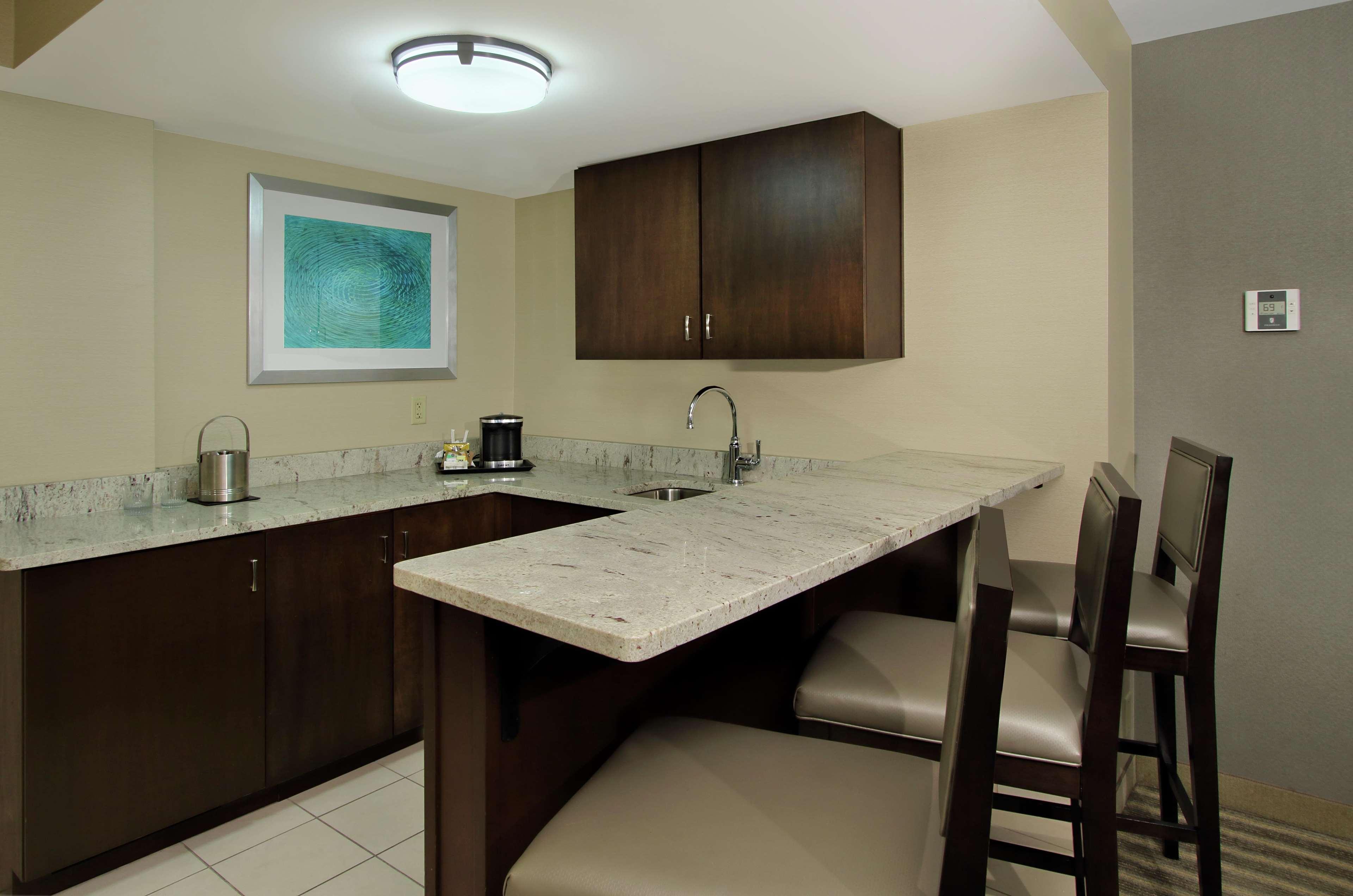 Doubletree By Hilton Newark Hotel Bagian luar foto