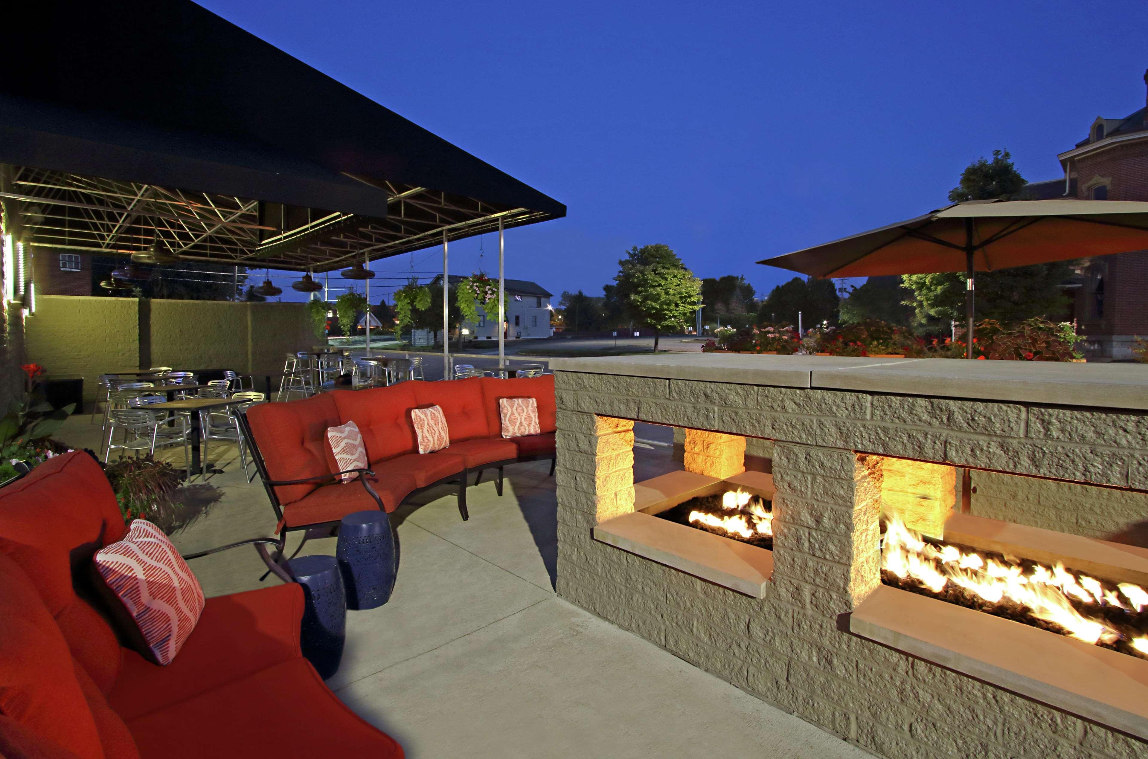 Doubletree By Hilton Newark Hotel Bagian luar foto