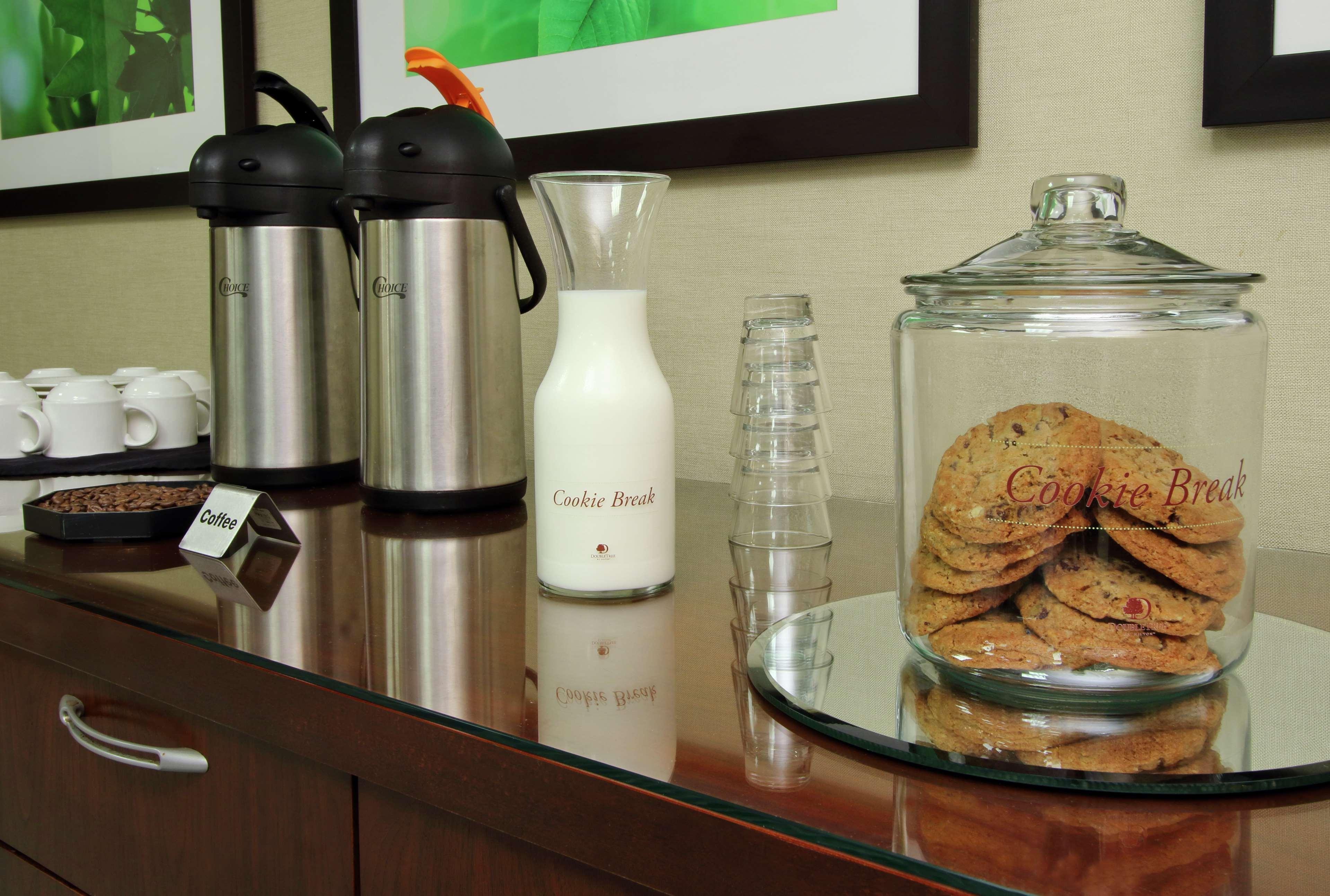 Doubletree By Hilton Newark Hotel Bagian luar foto
